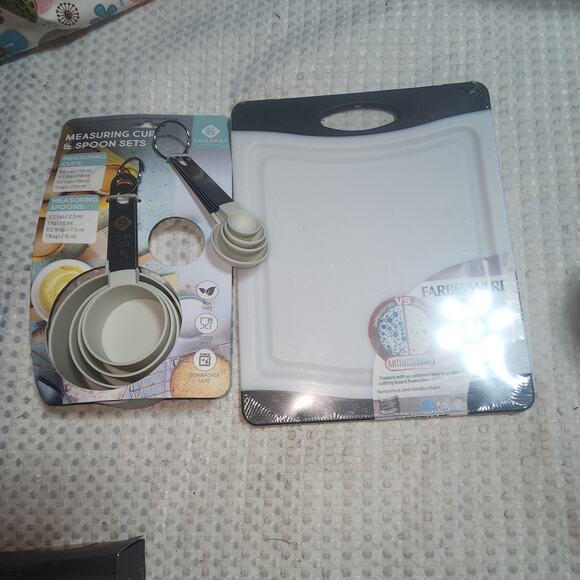 FARBERWARE NWT CUTTING BOARD & MEASURING CUPS SET - Picture 1 of 6